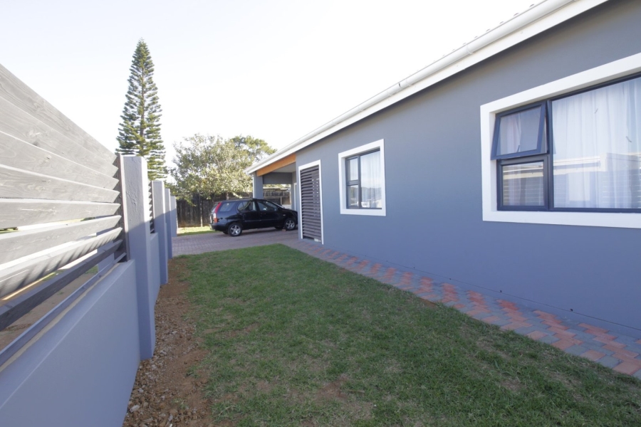 3 Bedroom Property for Sale in Wavecrest Eastern Cape